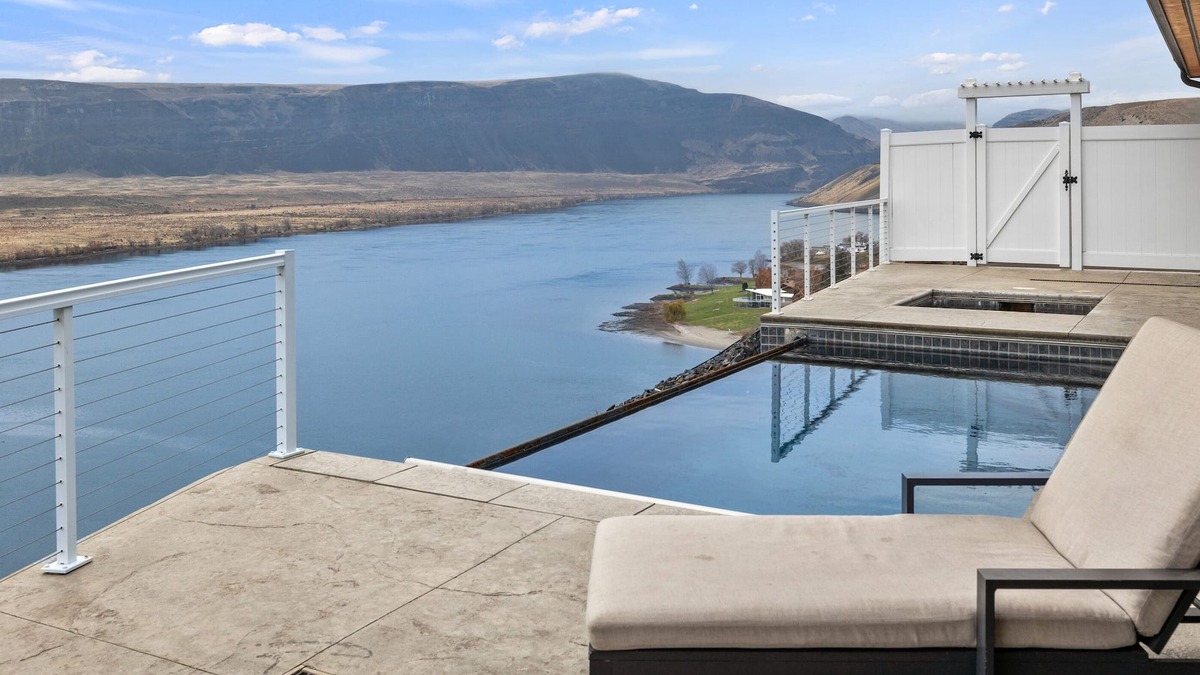 Quincy House | River Views w/Infiniti pool/Htub. 180 degree views of the Columbia River.