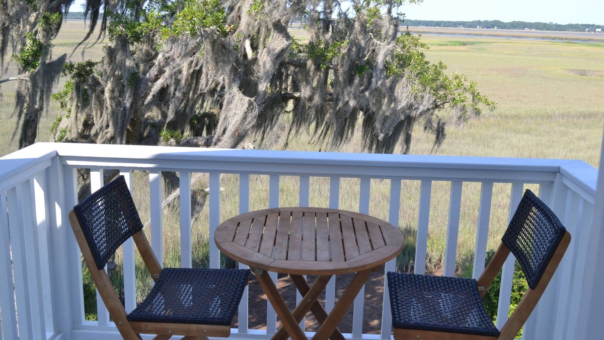 Sunbury Apartment | River Vista 180 -1BR 1BA Riverfront Apt only 0.2 m to Sunbury Crab Co Restaurant