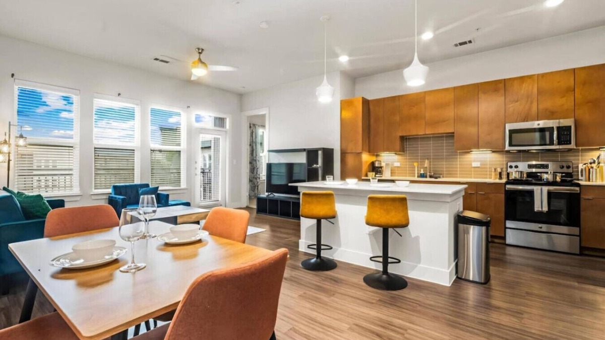 King William Apartment | River Walk Luxury: 2BR Apt | River&Pool Views+Gym