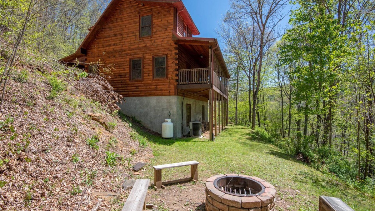 Todd Cabin | River Walk - New River Front Log Cabin in Todd - 30 Min to Skiing/Tubing