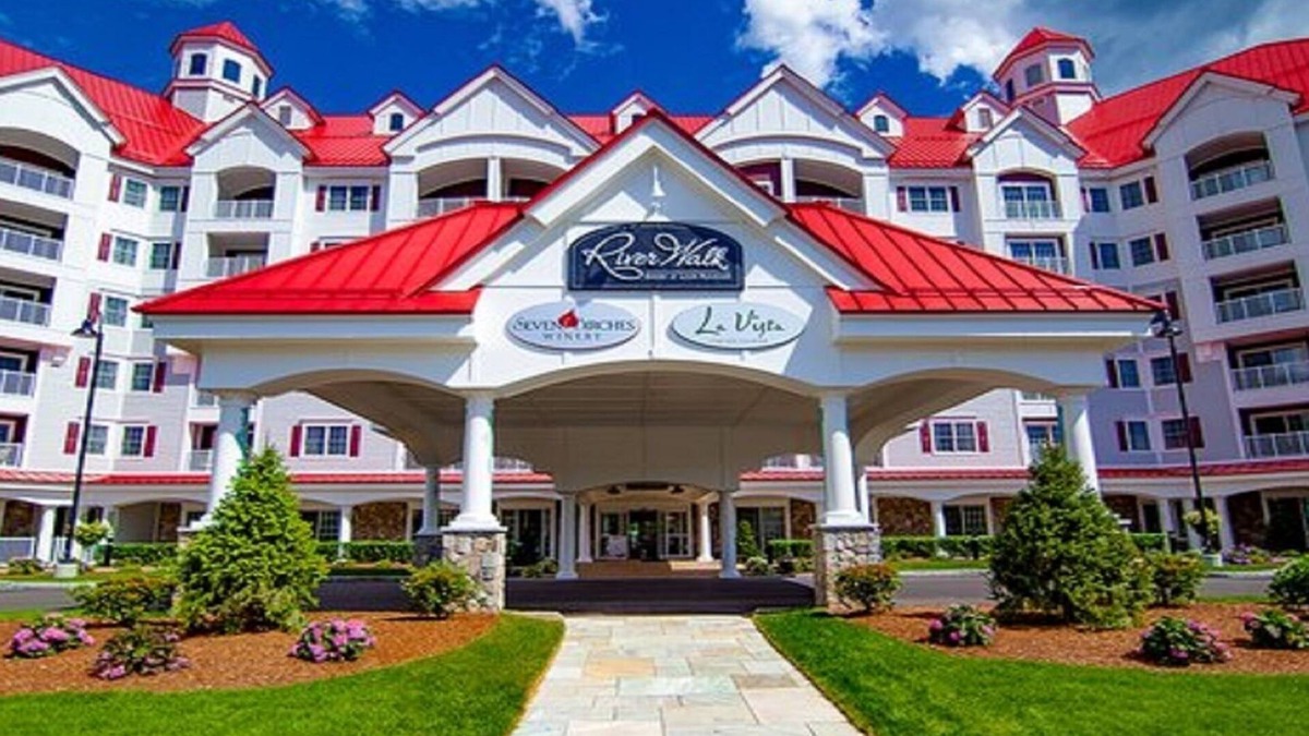 Lincoln Apartment | River Walk Resort at Loon studio, kitchenette, balcony, mount, river view, 5 fl