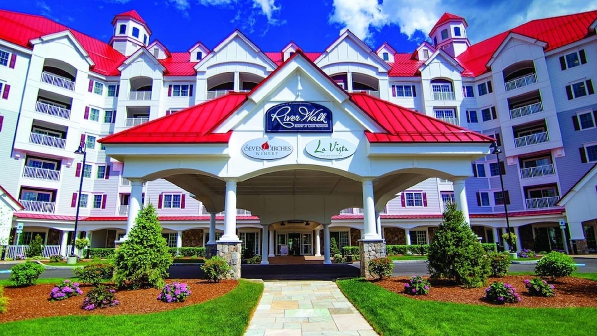 Lincoln Condo | River Walk Resort One bedroom Suite w/balcony & mount view from 5th floor VIP.