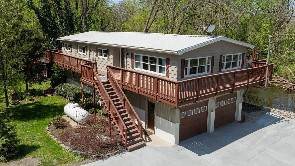 Talmage House | Riverbank Lodge : Scenic Riverfront Escape