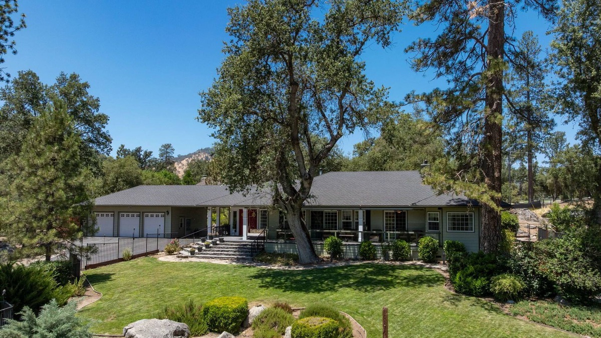 Oakhurst Villa | Riverbend Retreat 5-bedroom villa with spa, pond, gym, and private bar.
