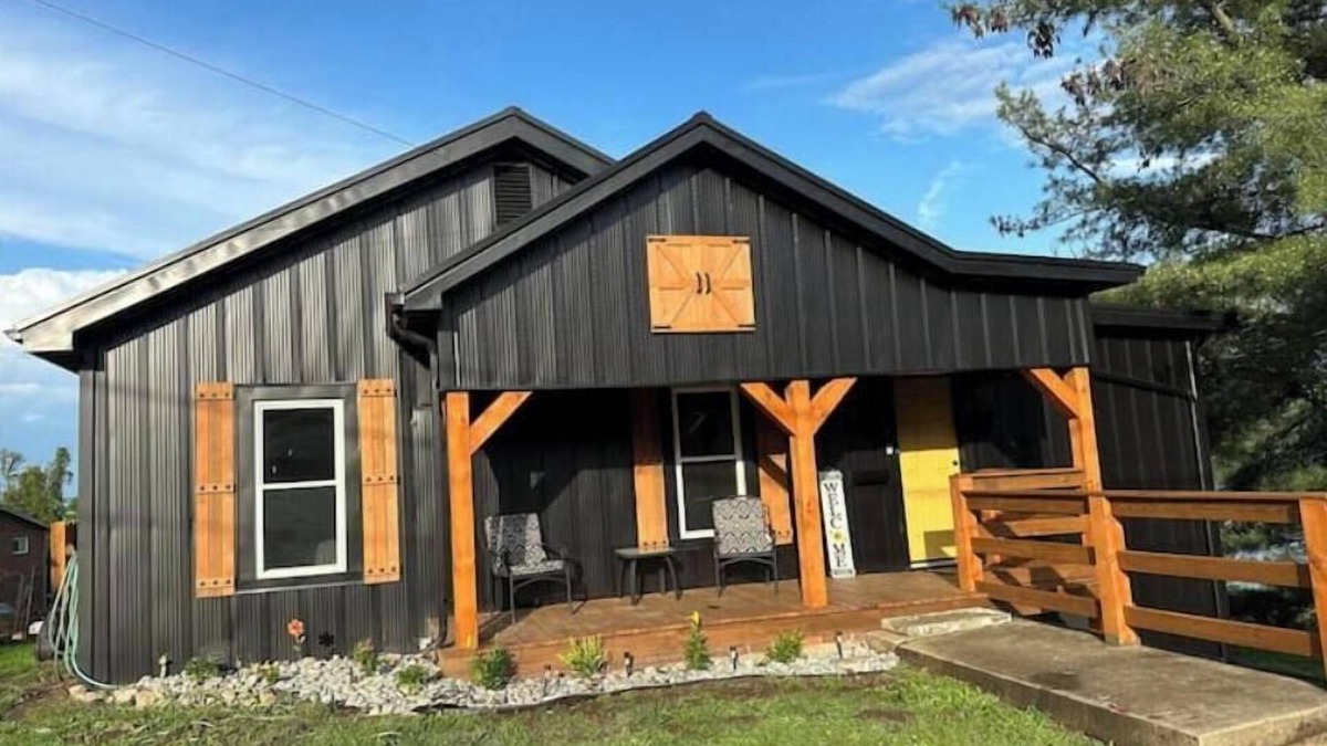 Gallipolis Ferry House | RiverBreeze Lodge on the Ohio/Hot Tub Game Room