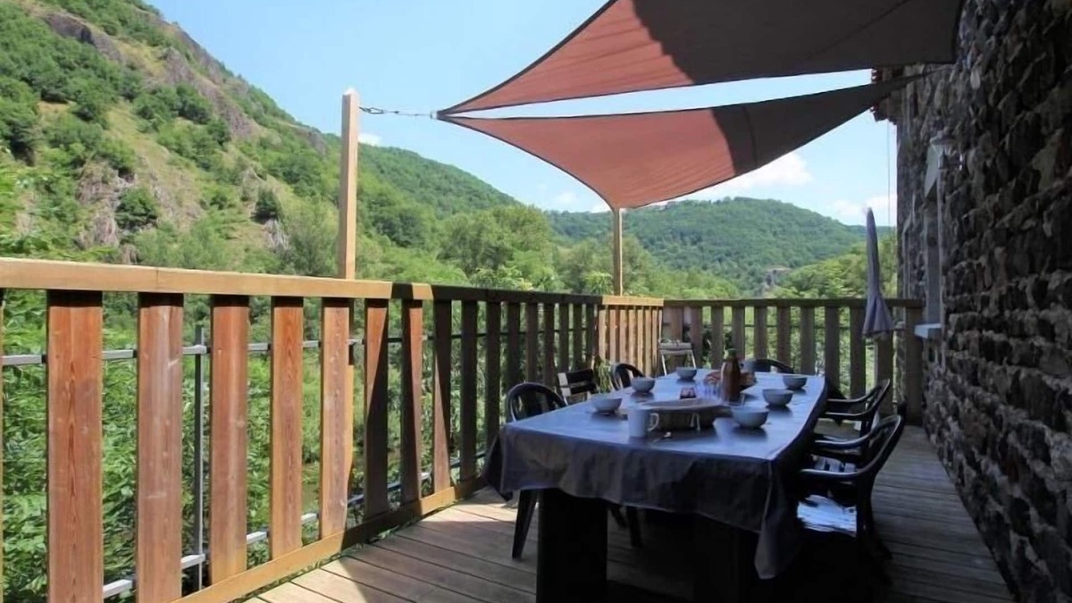 Saint-Julien-des-Chazes Cottage | Riverfront Retreat with Spacious Rooms & Terrace - Ideal for Families and Adventurers