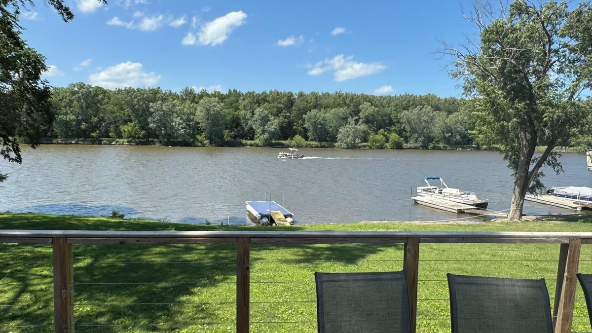 Dixon House | Riverfront 2 bedroom, 2 bathroom house with all the amenities