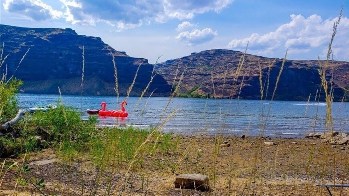 Sunland Estates House | Riverfront 3 bedroom with plenty of sun and fun!
