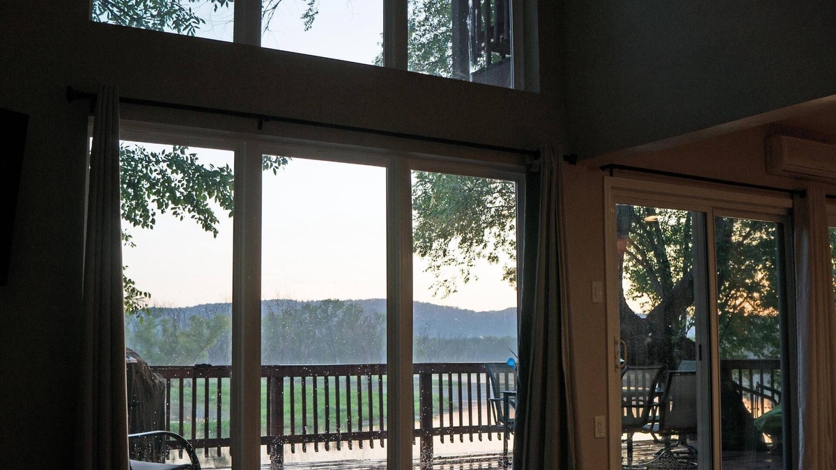La Crosse House | Riverfront 3 King Bedroom Home With Amazing Waterfront Views