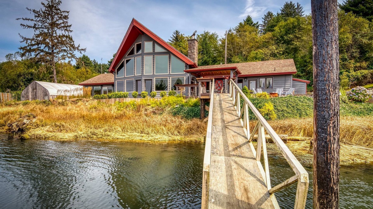 Kernville House | Riverfront 3BR w/Dock—Siletz Sanctuary II 30+ Nights Lincoln City & Depoe Bay
