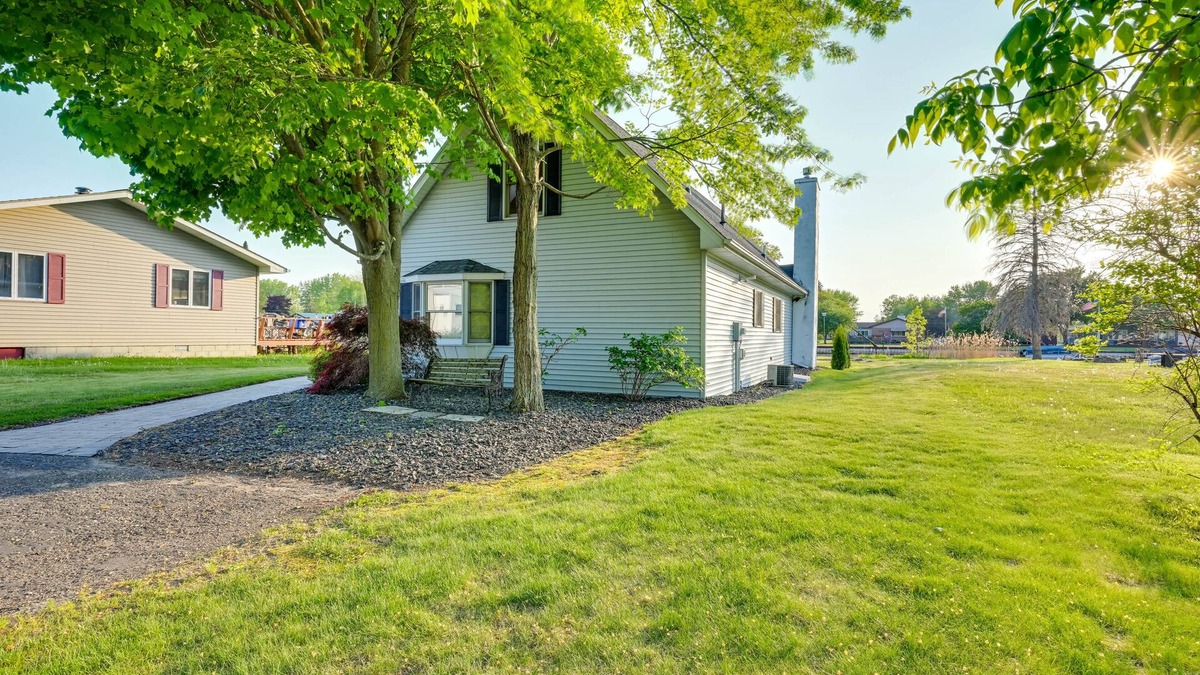 Au Gres Cottage | Riverfront Au Gres Cottage w/Fire Pit & Grill!