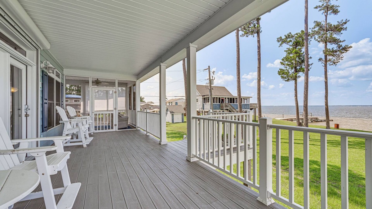 Aurora House | Riverfront Aurora Home w/Deck & Private Pier!
