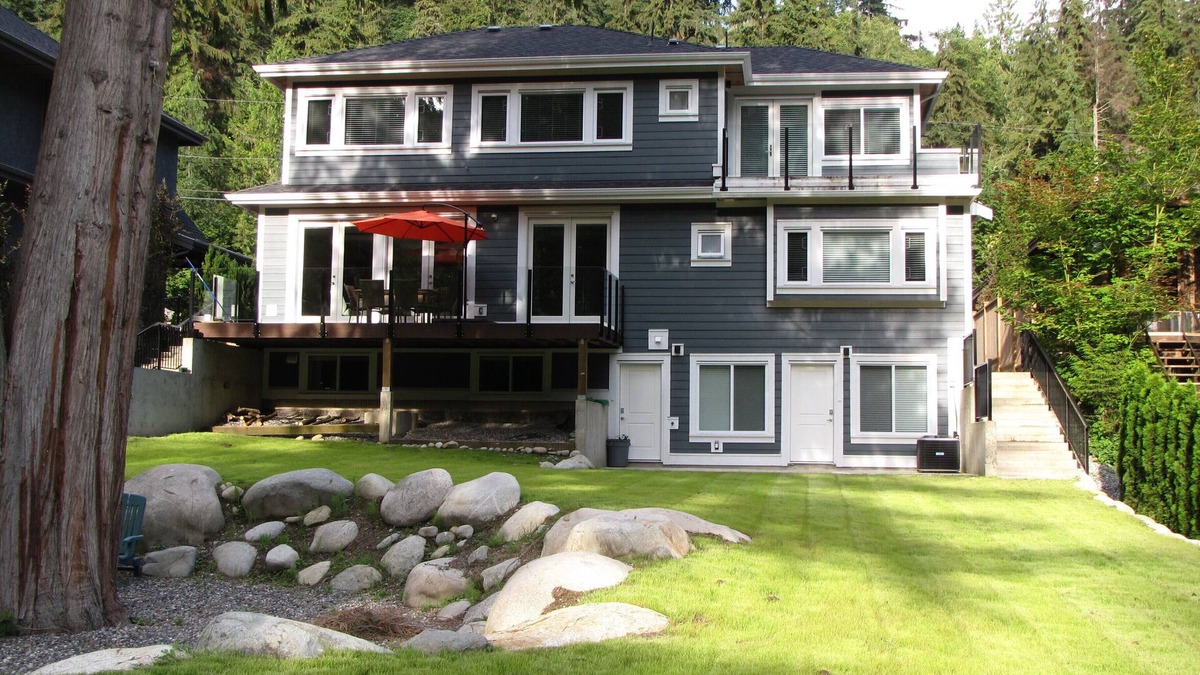 District of North Vancouver House | Riverfront Bed and Breakfast - Capilano Room