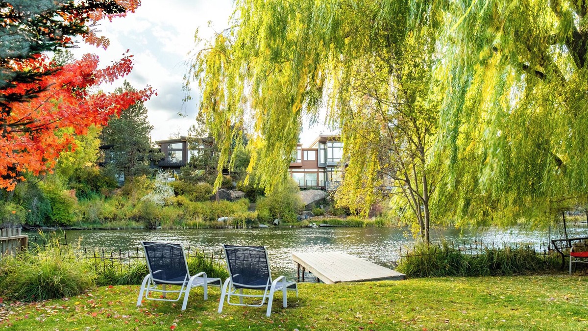 Old Bend House | Riverfront Bend by AvantStay | Private Dock+Kayaks, Large Yard w/Views, Hot Tub