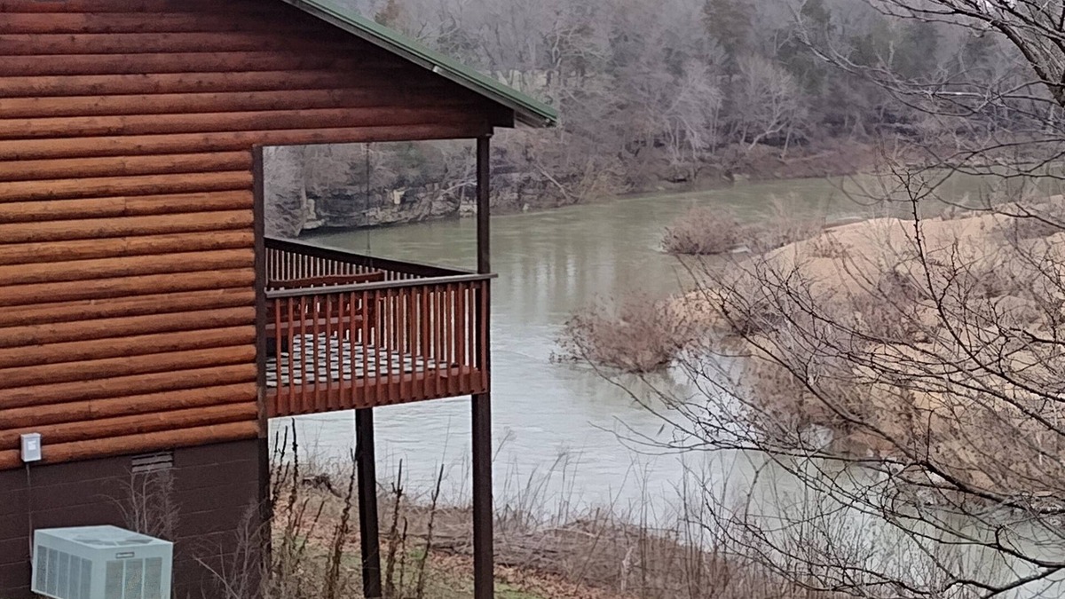 Berryville Cabin | Riverfront Blue Heron Cabin on the Kings River