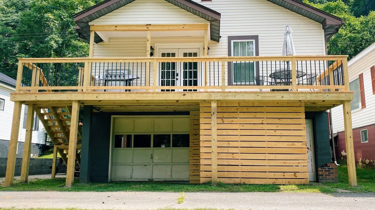 Gauley Bridge House | Riverfront Bungalow on the New River Dries