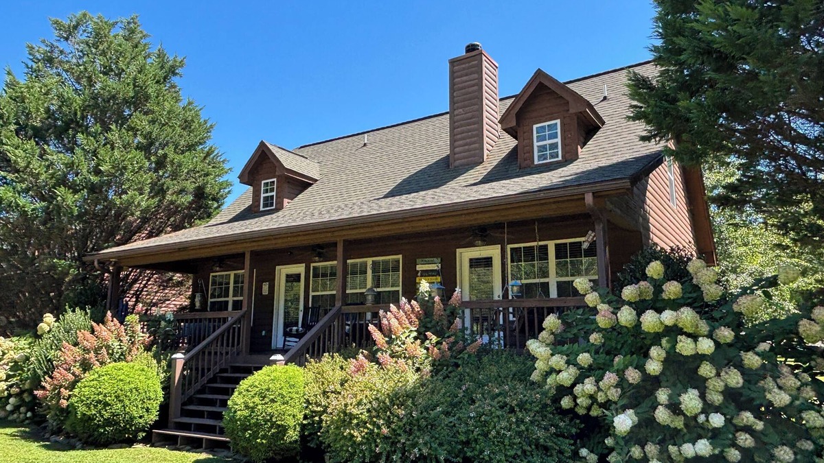 Hiawassee Cabin | Riverfront Cabin 3 Bd, 2.5 Bath, WIFI, Pool, Covered Parking, Paved Drive