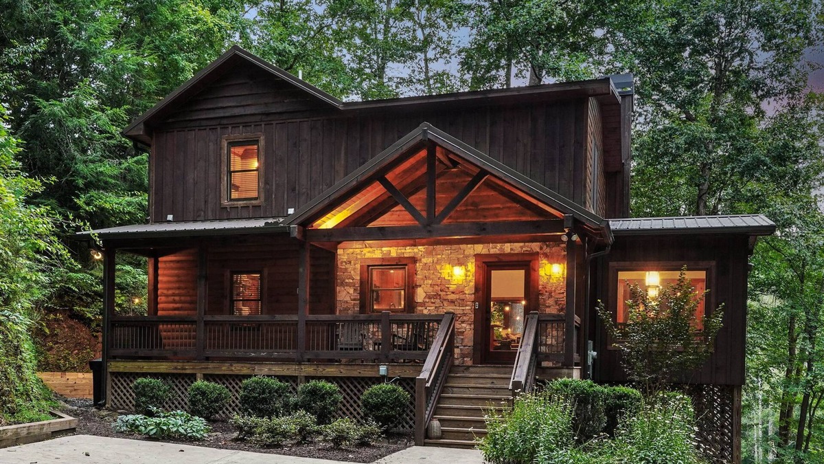 Ellijay Cabin | Riverfront Cabin-Hot Tub-Fire Pit-Arcade-Floats-Mini Golf-Cornhole-Swing Bed