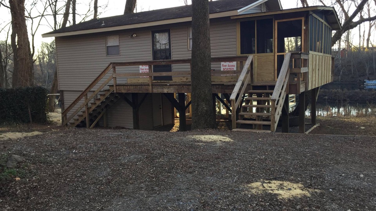 Wilburn Cabin | Riverfront Cabin on Exclusive Jon's Pocket!