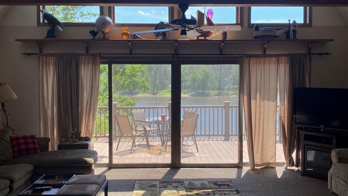 Harpers Ferry House | Riverfront Cabin with Access to Dock and Mississippi