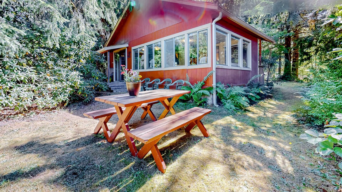 Gold Bar Cabin | Riverfront cabin with a full kitchen, WiFi, firepit, & water access
