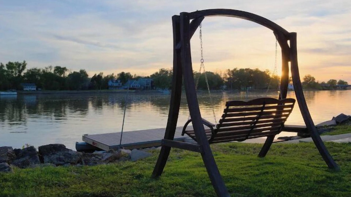 Quad Cities House | Riverfront Cabin:Wrap Around Deck & 3 Season Room