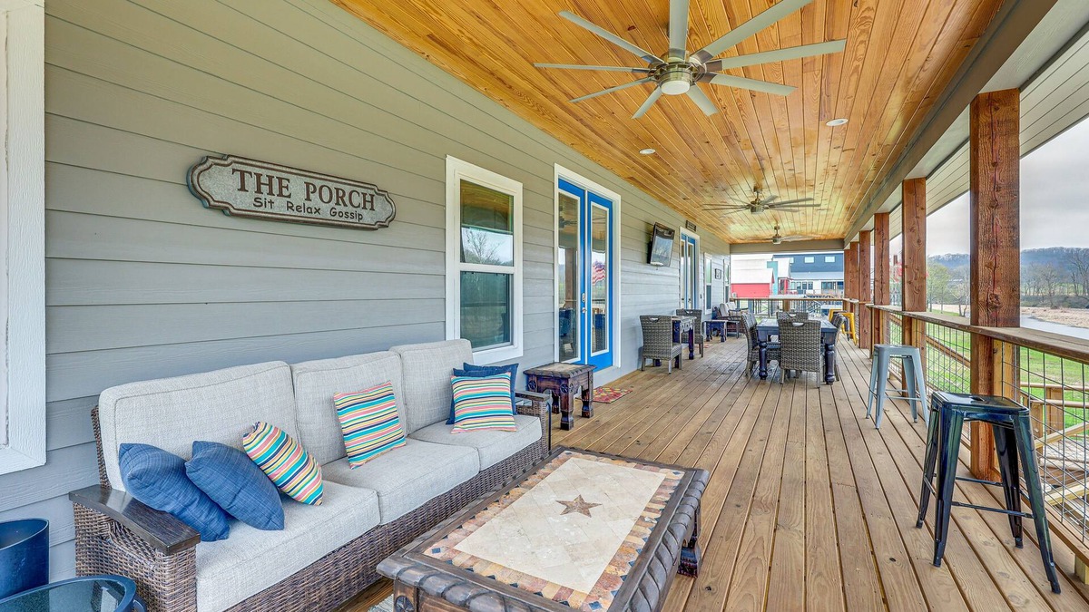 Glenwood Cabin | Riverfront 'Caddo Shack' Home w/Views & Fire Pit