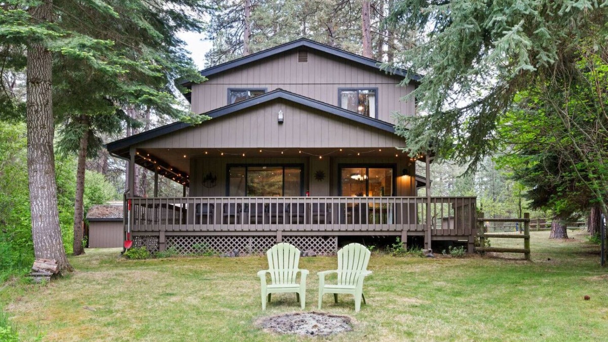 Camp Sherman House | Riverfront Camp Sherman Getaway