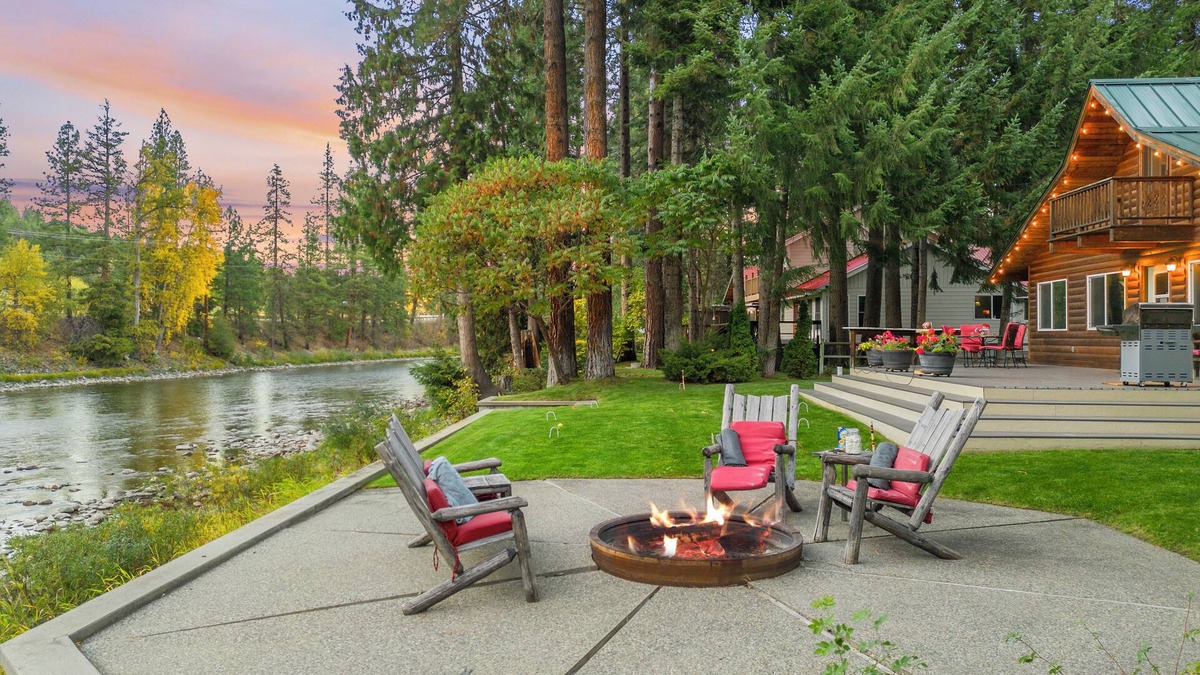 Leavenworth Cabin | Riverfront Chalet, 2 Bedroom + Loft, Sleeps 4 guests, with a hot tub.