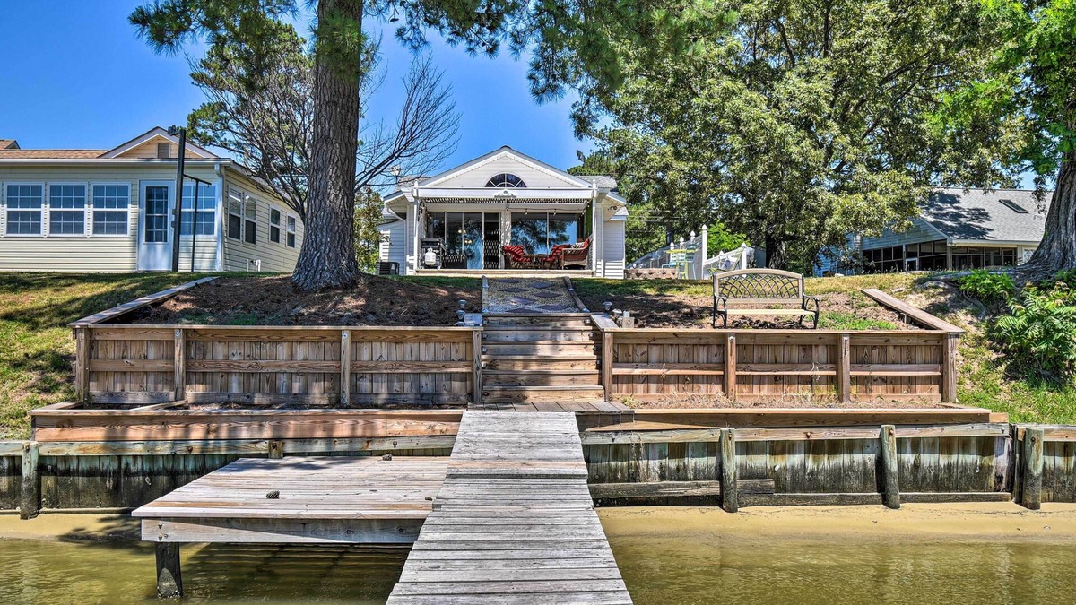 Deltaville Cottage | Riverfront Cottage: Fire Pit & Kayaks