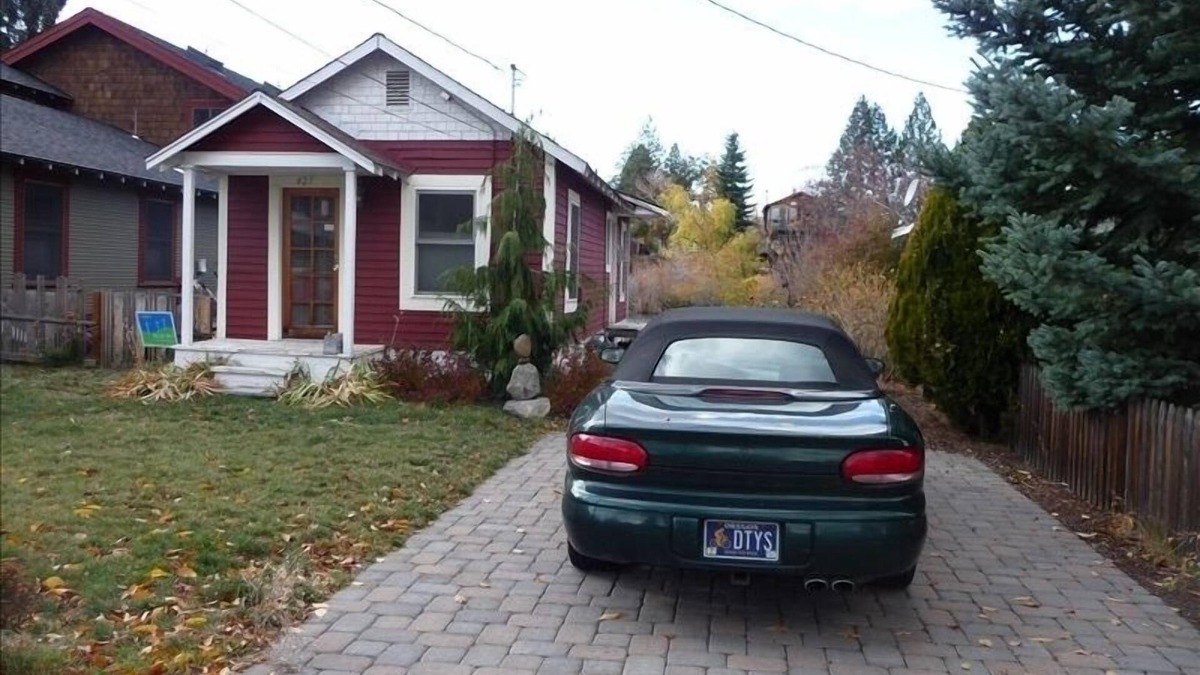 Old Bend House | Riverfront Cottage -Near Drake Park, Walk to Town.