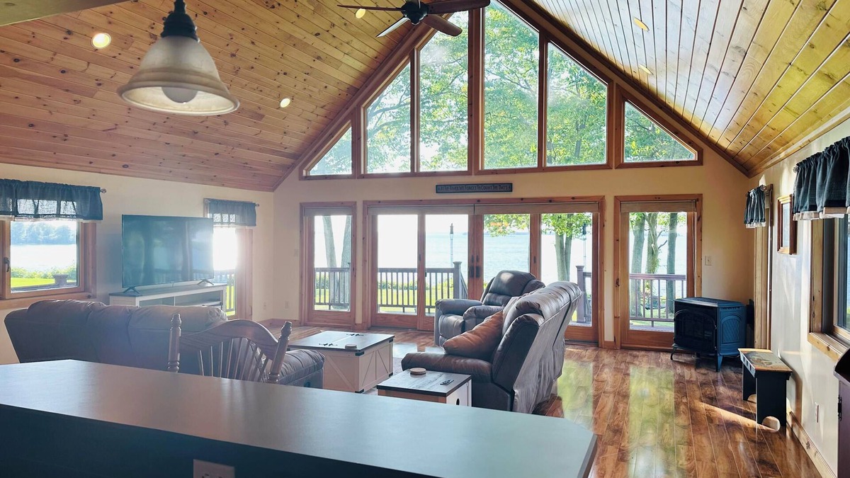 Clayton Cottage | Riverfront Cottage with a Majestic View- Hidden Gem