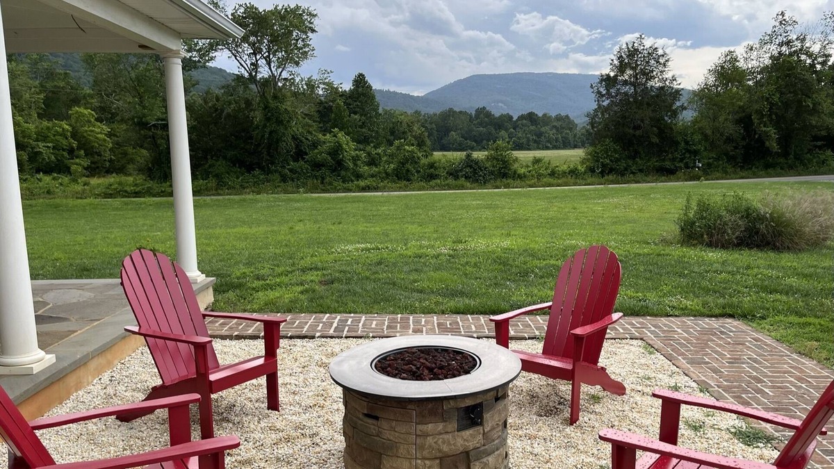 Dyke House | Riverfront Country Home with Blue Mountain Views