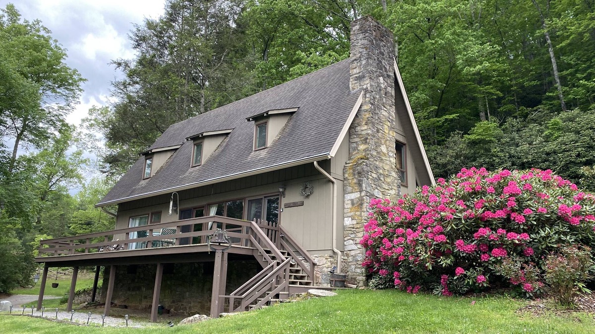 Canton House | Riverfront & Creekfront Chalet near Waynesville & GSMNP- Free high speed WiFi!