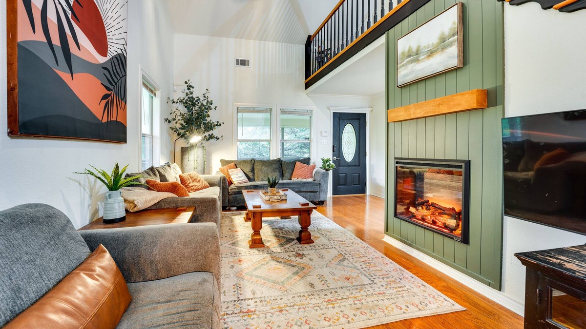 Thomaston House | Riverfront Cuero Vacation Home w/Spacious Deck!