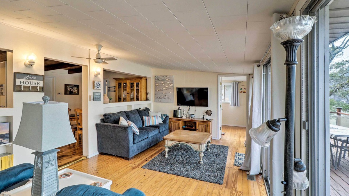 Piney Cottage | Riverfront Deck + Fire Pit: Hot Springs Retreat!