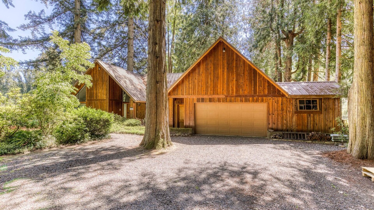Carver House | Riverfront, dog-friendly home with gorgeous setting, floating tubes & grand piano
