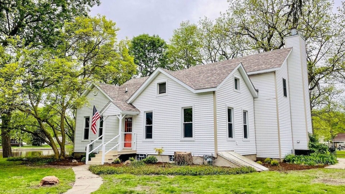 Kankakee County House | Riverfront Escape: Modern Comfort in Historic Home