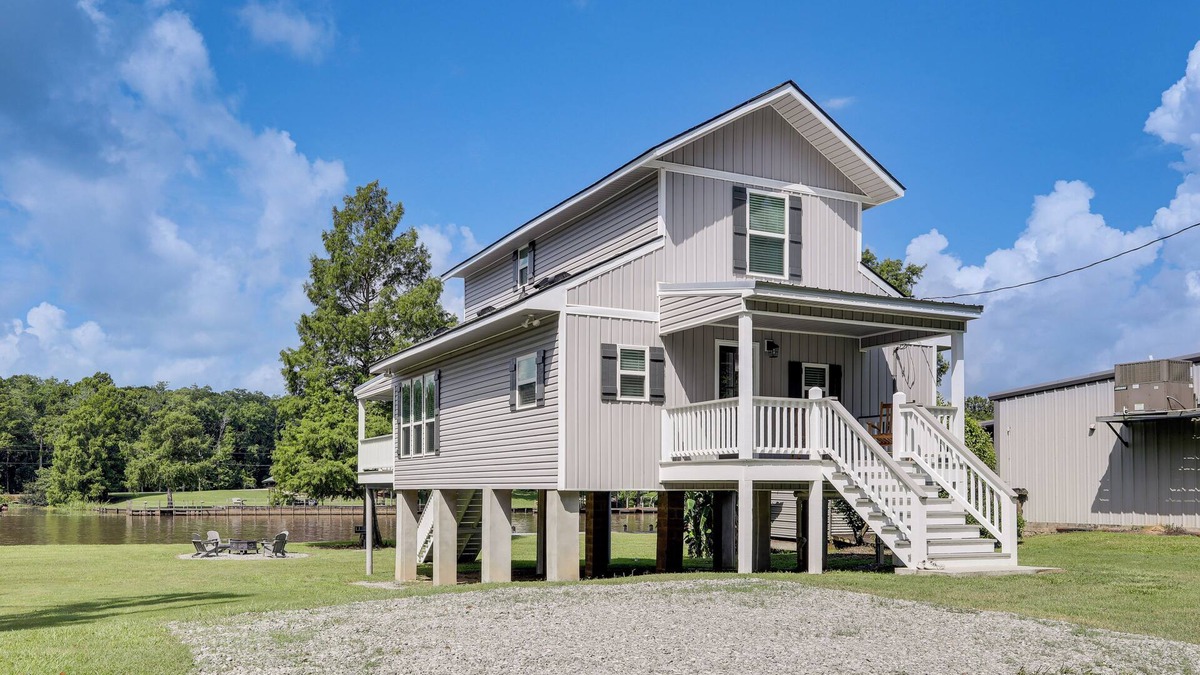 Saint Amant House | Riverfront Family Retreat w/Yard in Saint Amant