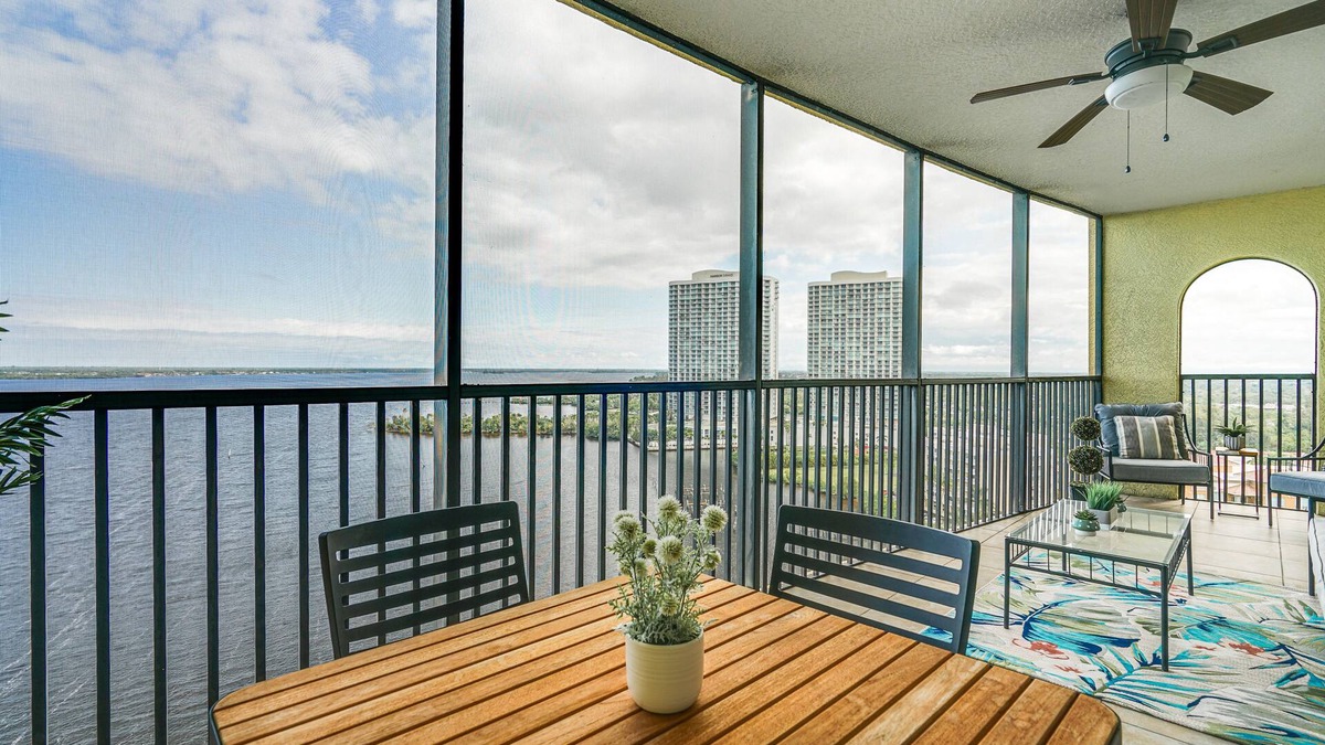 East 1st Street Condo | Riverfront Fort Myers Condo w/Community Amenities