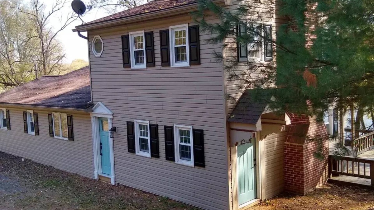 Newport House | Riverfront Getaway *Screened-in porch and deck!*