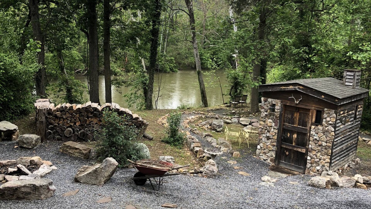 Strasburg House | Riverfront - Happy Peach on the Shenandoah