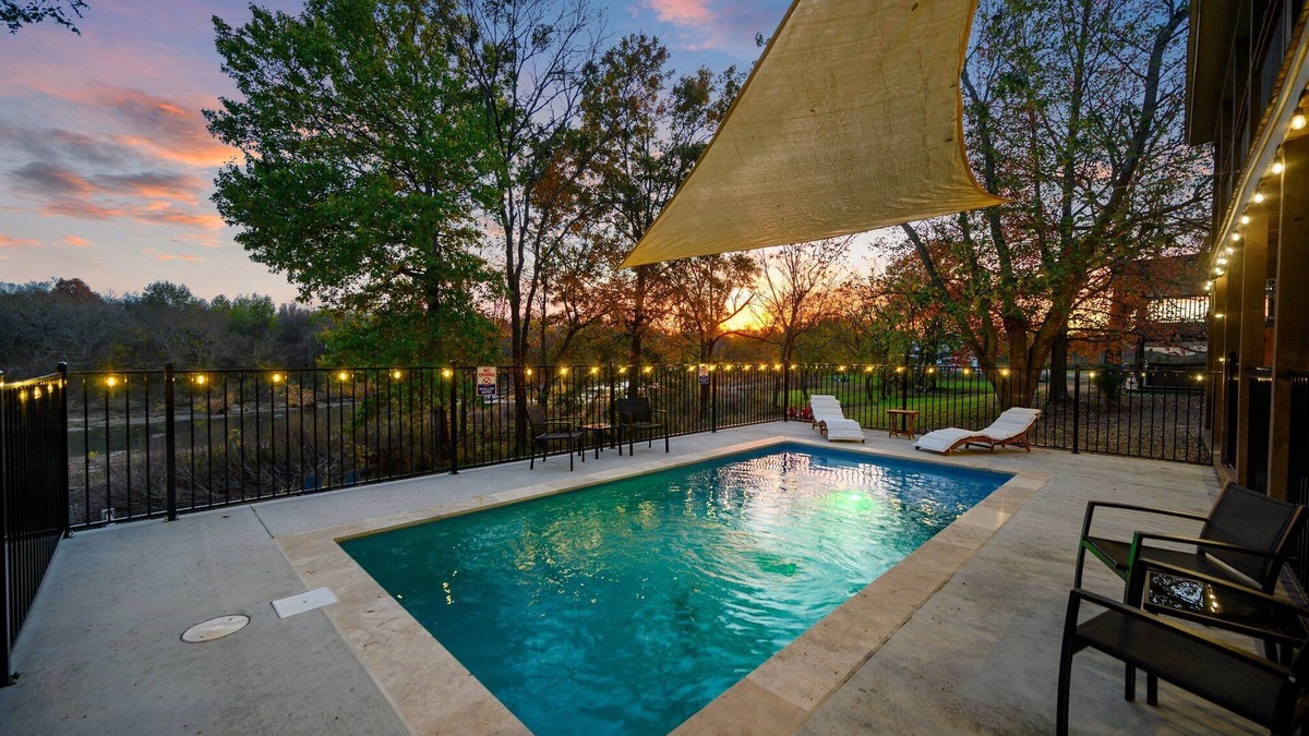 Golden Cabin | Riverfront/HeatedPool/GameRoom/Kayak/Fish