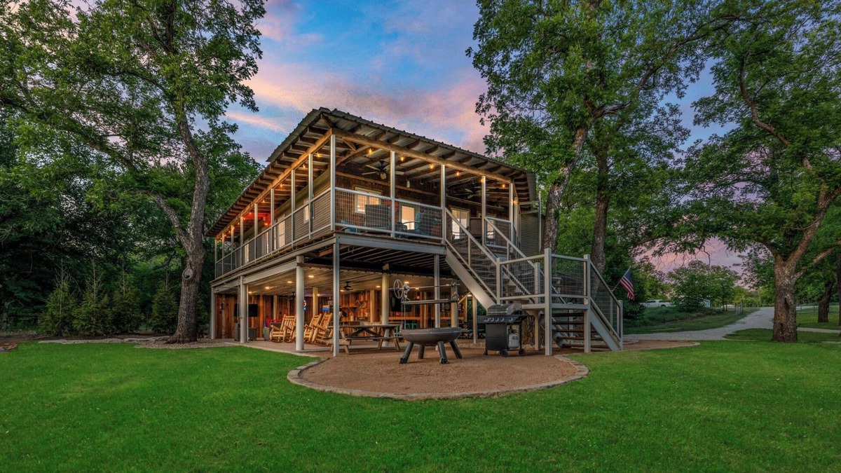Dennis House | Riverfront highend getaway in Brock/Weatherford, TX Lazy Bend River Ranch.