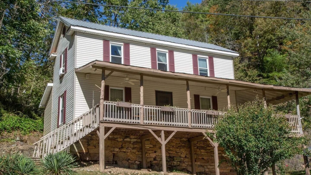 Draper Cabin | Riverfront/Historic & Charming/Wrap Around Porch