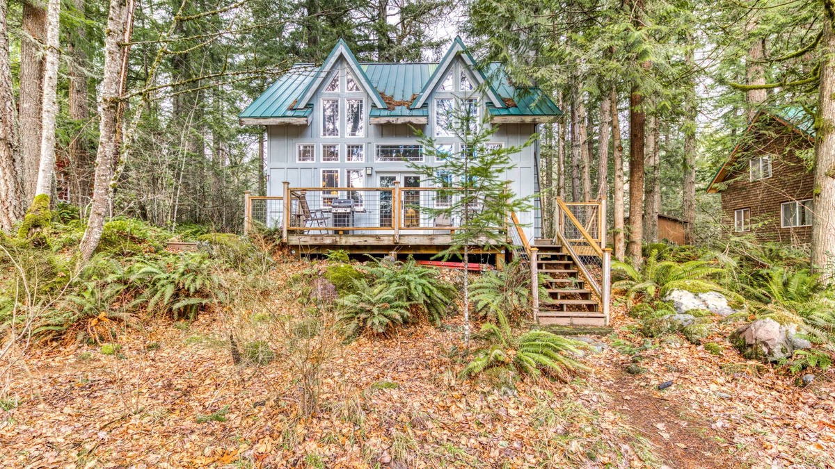 Mount Hood Village Cabin | Riverfront home close to skiing & fishing with beach access & huge VHS library