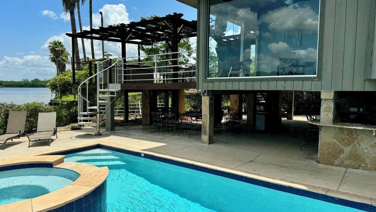 Barrett House | Riverfront Home in Houston with private pool and hot tub
