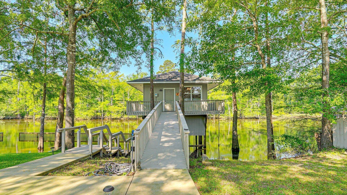Jefferson House | RiverFront Home W/Boat Launch near Caddo Lake, Downtown Jefferson, Lake of Pines