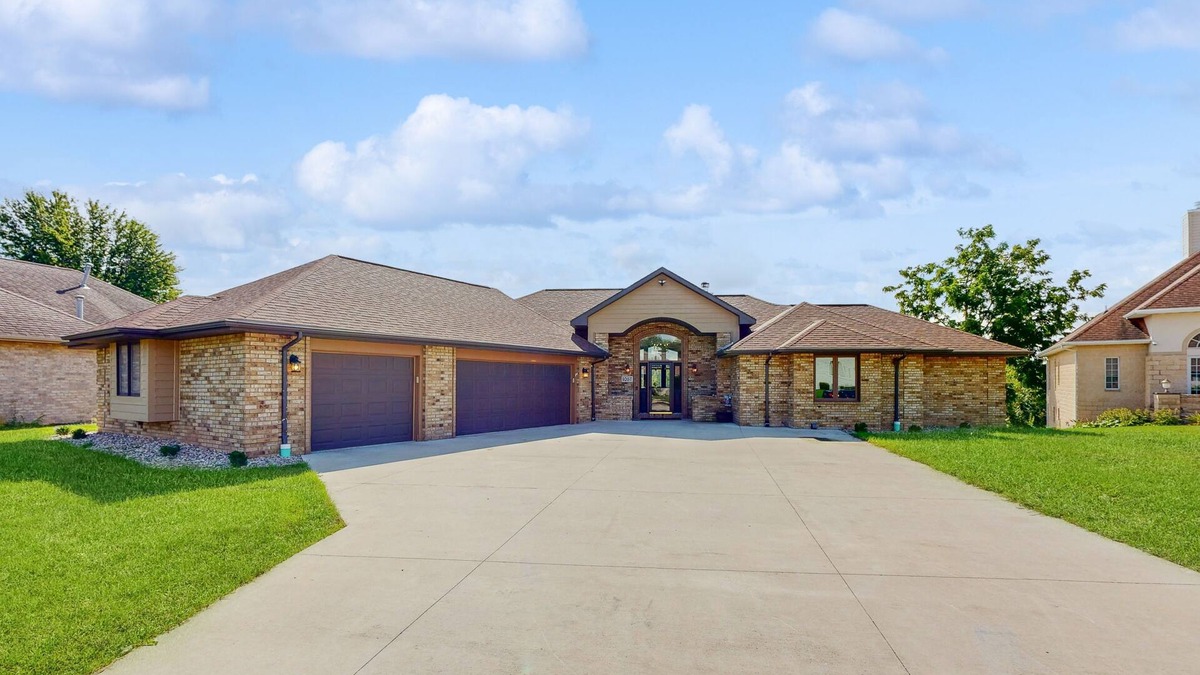 Wrightstown House | Riverfront home with pool, hot tub & sauna - perfect location