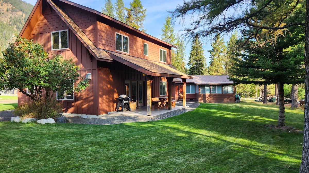 Joseph House | Riverfront home with mountain view & fireplace - walk to tram & Wallowa Lake